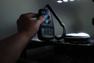  Luxmeter indicando casi 90.000 Lux sobre la superficie del acuario