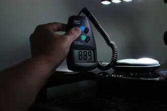  Luxmeter indicando casi 90.000 Lux sobre la superficie del acuario