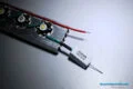 Paso 4:2 - soldar uno de los extremos de la resistencia de 3 ohms con el cable verde que sale del polo negativo (-) del primer LED