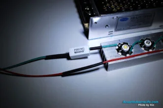 Paso 4:3 - tomar el trozo de cable de 1 metro y utilizar las líneas verdes y rojo para hacer la conexión entre la barra de iluminación LED y el