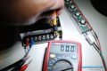 Con los cables rojos y verdes ya desconectados, procedemos a girar el potenciomentro del transformador
