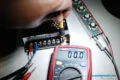 Con los cables rojos y verdes ya desconectados, procedemos a girar el potenciomentro del transformador