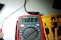 Paso 5 - Lectura de 12.03V indicado en la pantalla digital del Tester Electrónico