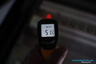 Medición de temperatura con termómetro infrarrojo con guía láser
